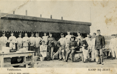 16170 Groepsportret van militair keukenpersoneel voor een grote veldkeuken in het Kamp van Zeist te Zeist.